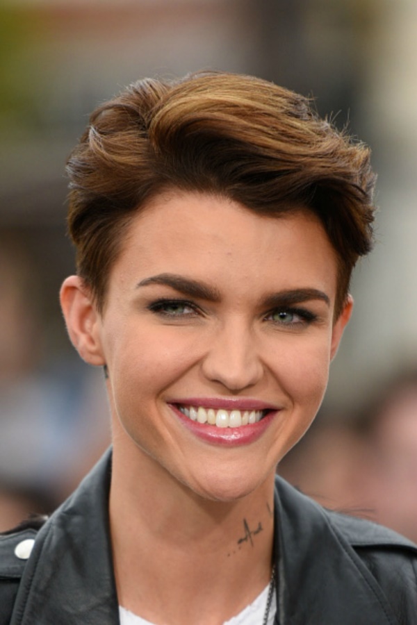 30 Best Short Hairstyles For Thick Hair And Oval Face Fashion Enzyme